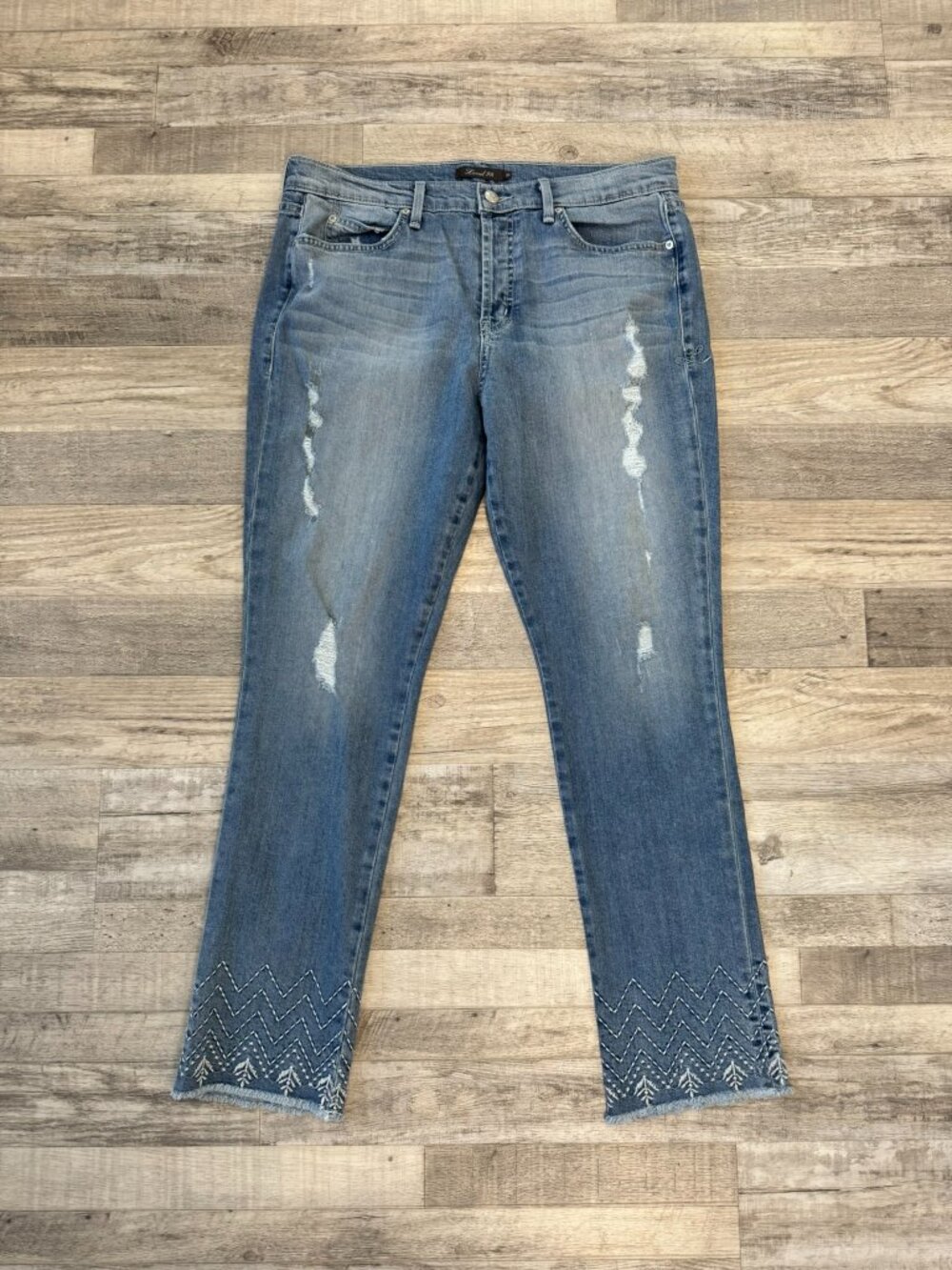 Level 99 distressed embroidered hem straight leg jeans size 30 A18